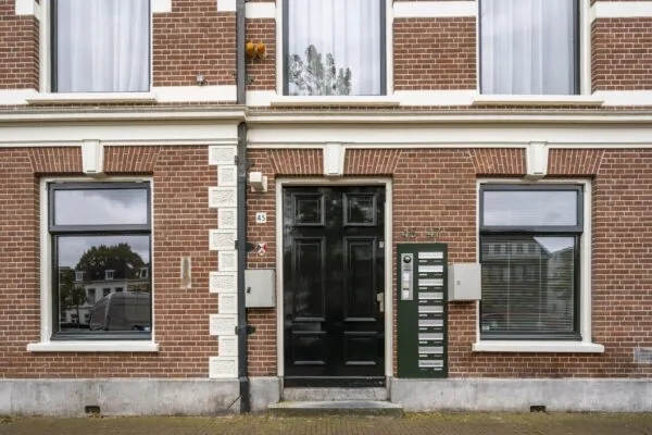 Voorgevel van een traditioneel herenhuis aan de Nieuwegracht met huisnummers 45 en 47.